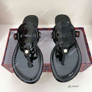 Slipperdesigner Mens Tori Slipper Sandaler Man For Womens Mens TB Slippers Flip Flops Beach Shoes Black Brown Matte äkta läder Summer Brand Slippers 7CF