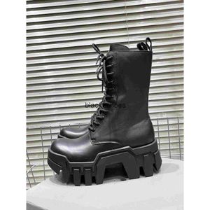 Balencaiiga Balenicass Grain Black Motorcykelstil Dark kalvläder Högkvalitativ kalvläder Womens Boots Classic Short Boots Black Minimalist.