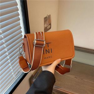 Kvinnors handväska trend 24ss ny solid färg minimalistisk och unika Instagram handväskor textur design sense crossbody väska