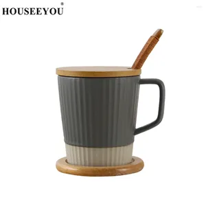 Canecas Houseeyou Japão Caneca de café de cerâmica simples com colher de madeira Pad Milk Tea Cerveira de água Copo xícaras de chá de chá para presente de casal