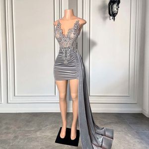 Nowe przybycie V-dec-nuth Sheer z koraliki haft kobiety urodziny suknie urodzinowe Sier Veet cekinowe czarne dziewczyny krótkie sukienki balowe 2024