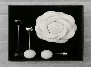 Dziewczęca materiał Camellia Bról Kwiatowa na ślubne białe skórzane broszki dla kobiet Pearl Lapel Pin Costume Akcesoria 5617707