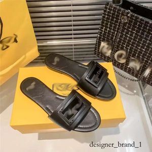 Fendislippers Designer luxuriöser europäischer und amerikanischer 2024 Sommer Neue F-Familien-Pantoffeln für Frauen, die flacher unterer Buchstaben tragen.