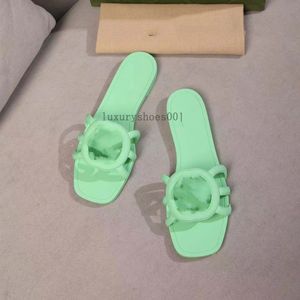 Дизайнерские сандалии женщины, взаимодействующие с Glides Rubber Slippers.