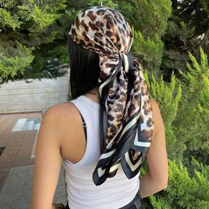 Bandanas Durag Ny silkescarf och förpackning för designer Luxury Brand Kerchief Neck/Hair Scarf Bandana Handle 90x90cm Headscarf J240603