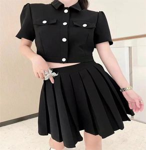 Abito da due pezzi Women039 Suit Top Short Pieted Skirt 2 PCs Set Style alla moda Serie prima Spring Black and White9506785