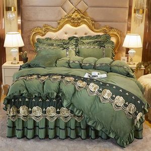 Sängkläder sätter lyxiga vintage bröllop guld rose spets broderi kristall sammet set täcke täcke säng kjol sängäcke kuddar