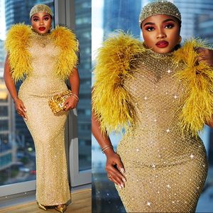 2024 Plus Size Gold Prom Dress Evening Dresses Mante Feather Rhinestones Promdress Lace Sexig Back Split Birthday Dress Abendkleider Second Reception GOWN AM1096