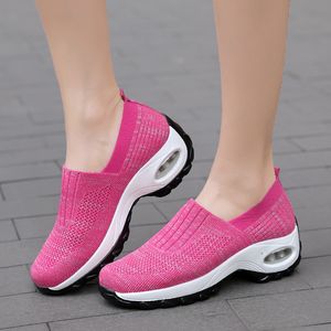 Neue Frauenschuhe Sommer atmungsaktiv wandbare Mutterschuhe faule Slip-on-Schuhe mittlere Netto-Casual-Sportschuhe mittleren Alters