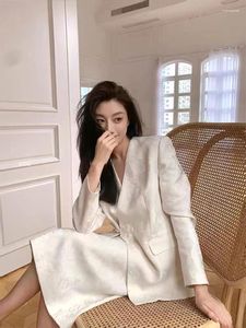Платье с двумя частями 2024 Ранняя весна женская одежда в китайском стиле: элегантная элегантная леди профессиональная белая пиджак наполовину юбки