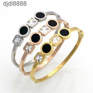 2024 NEW DESIGNERNEW HOT SELLELS DOUBLE ROUND BLACK BRACELET WIDO WOMENS用ダブルダイヤモンド高品質のチタンスチールバックルオープンブレスレット