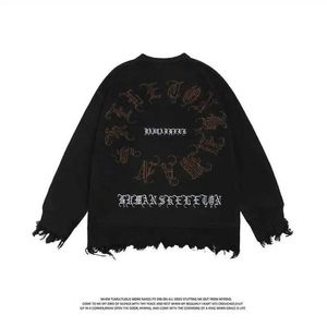 Erkek Sweaters American Retro Sonbahar/Kış Sokağı Karanlık Gotik Mektup Erkek Hip-Hop Sokak Retro Delik Sweater q240603