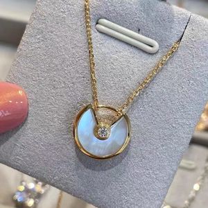 18k Gold Luxury Circle Designer Pendant Necklace For Women White Red Green Stone Lucky Double Side Simple Classic Short Chain Choker Love Halsband smycken