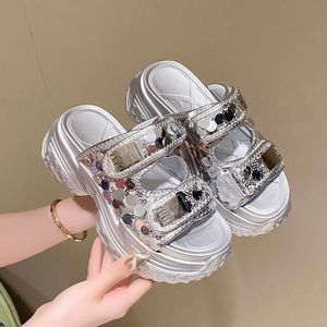 8 cm Mikrofaser-synthetische Lederflats für Sommer-Peepe Mode-Mode-Mode-FODE-Frauen Sandalen Sandale Nicht-Rutsch-Pumpen Pumpen Plattform Keilschuhe