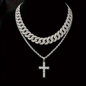 2pcs Cross -Anhänger Halsketten mit vereiserer Verknüpfungskette für Männer Frauen