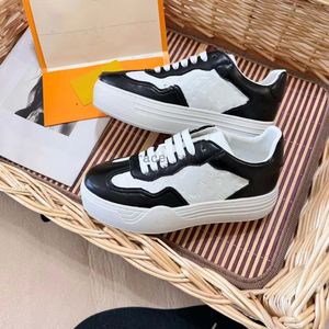 Designers GROOVY Platform Sneakers Women Flat Shoes Classic calfskin black and white fashion Embossed Printing Trainers 53.10 03