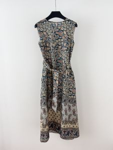 シルクプリントのノースリーブドレスは、夏の庭の集まりや休暇に最適です