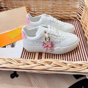 Designers Groovy Platform Sneakers Women Flat Shoes Classic Calfskin Black and White Fashion Embansed Printing Trainers 53.10 05