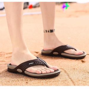 Flipers sandálias de grandes dimensões personalizadas para a moda de sândalo, de fundo plano, vestindo chinelos do lado de fora