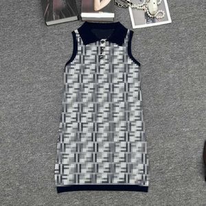 Grundläggande casual klänningar Designer 2024 Stickad Summer New Hel Letter Lapel Sleeveless Head Loose Versatile Slimming Dress 2Jyr