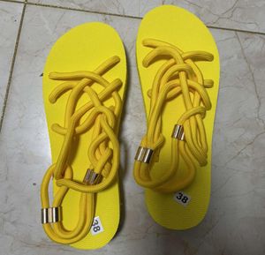 디자이너 Crosstied Sandals 여성 평평한 열린 발가락 슬라이드 편안한 안티 슬립 노새 섹시한 노란색 가벼운 무게 신발 얇은 바닥 플립 7083770