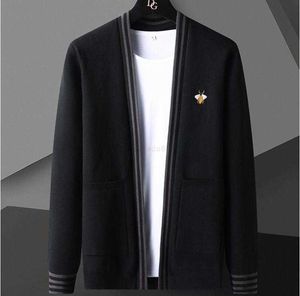 Męskie swetry męskie pszczoły haft sweter sweter swobodny koreański płaszcz w stylu na jesień i zimęr6tk