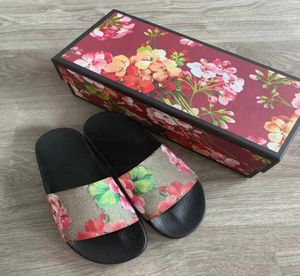 Высококачественные женские мужчины пляжные роскошные дизайнеры Slippers Sandals Summer Fashion Flops Подходит кожаные кожаные металлические кроссовки 6265807