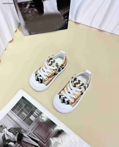 Nya småbarnskor LACE-UP BABY SHOES STORLEK 20-25 BOX Förpackning Kids Designer Shoe Multi Color Stripe Design Spädbarn Walking Shoe 24june