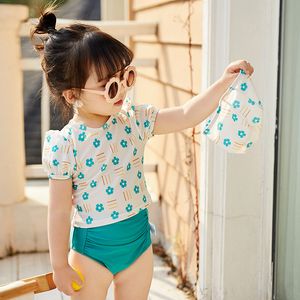 Girls Sonnenschutzmittel Puffärmel hohe Taille falten Rückenfreies Baby Badeanzug Set (Badeanzug + Schwimmstämme + Schwimmmütze)