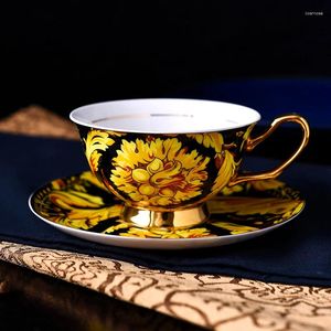 カップソーサー磁器ティーカップソーサー黒黄色の花の家の装飾ゴールドハンドグリップ骨骨コーヒー贅沢な家事誕生日プレゼント