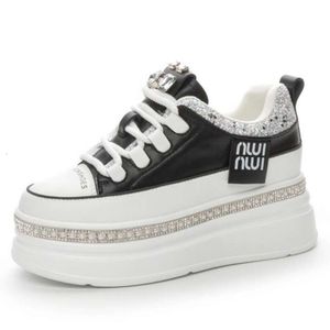 Top -Qualität 7cm echter Lederplattform Keil Herbst Frühling versteckte Heels Frauen vulkanisierte Bling -Turnschuhe Freizeitschuhe