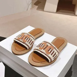 Designer Kvinnors sandaler Toppkvalitet Canvas Slides Shoes For Ladies Ultra Fashion Beach Calf Leather Summer Slipper Storlek 35-42 med låda