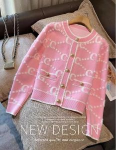 2024 Kvinnors lyxiga långa ärmar Cardigans Brand Sweaters Warm Sticke Designer Spring Autumn Printed Full Letter Style Jumper tröja för kvinna