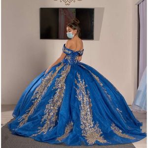 Royal Blue Ball -klänning Quinceanera klänningar från axeln gnistrande gyllene spets applikationer pärlor kristaller vestidos de 15 anos 0606