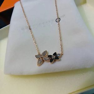 Classic round white Friary letter floral necklace for Women V Gold plated 18-karat rose gold four-leaf clover Premium clavicle chain