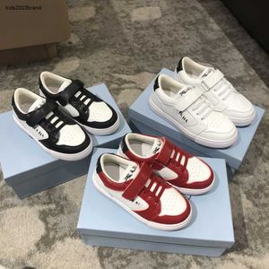 Nya babyskor designer barn sneakers storlek 26-35 varumärke förpackning geometrisk metall logotyp flickor pojkar casual skor 24 maj