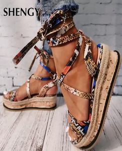 Shengy Wedges Heels Fashion 2020 حجم كبير 43 أربطة الحذاء الكامل ثعبان الطباعة الصيفية