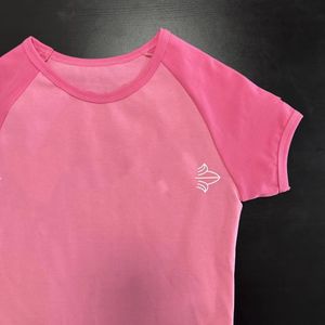 ピンクの新しいデザイナー女性クラシックTシャツブランドトップTシャツレディースタイトTシャツリリーフアルファベットホースシューサンスクリットクロスパターンショートスタイル