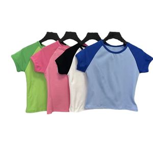 ピンクの新しいデザイナー女性クラシックTシャツブランドトップTシャツレディースタイトTシャツリリーフアルファベットホースシューサンスクリットクロスパターンショートスタイルリークベリー