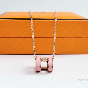 Designer Classic Luxury Pendant Halsband Kvinnor 316L Rose Gold Letter Necklace Luxury Design SMYCE Colorfast Hypoallergenic