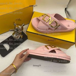 Fendisandals Luxury Designer Sandals F Ding 레벨 금속 로고 큰 크로스 글자와 두꺼운 펜디 슬라이드 솔루션 빵 신발 인기있는 스타일 한 Word Sandals BA7