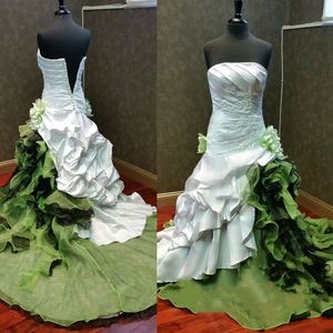 2024 Ruche białe i zielone sukienki ślubne Train Train bez ramiączek A-Linia Ruffled Garden Wedding Suknia Suknia Suknia Rękawe Koronkowe aplikacje Krajowe suknia ślubna
