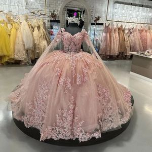 Pink Princess Quinceanera-klänningar med Cape 3D Flower Applique Lace-up Corset Askepott Cinderella Prom Birthday Sweet 16 Dress Sweetheart Red Floral Ball Ballklänningar