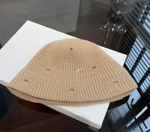 Cappello a secchiello con tesa piccola con etichetta in stile coreano Donna Autunno e inverno Berretto di lana addensato di colore puro selvaggio da donna all'ingrosso