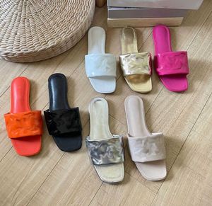 Sandaler Designer Sandaler tofflor Kvinnors lyxiga tofflor Fashionabla Summer Beach Soft Patent Leather präglade platt botten tofflor 2023 #35-42