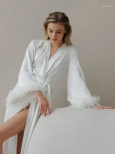 Kvinnors sömnkläder vita fjädrar långa kläder för kvinnor satin bröllopsklänningar kvinna brud mantel 2023 badrock kvinnlig klänning