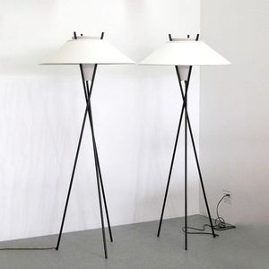 Lampade da tavolo Lampada semplice nel soggiorno moderno Trippiede caldo decorativo camera da letto Studio pavimento