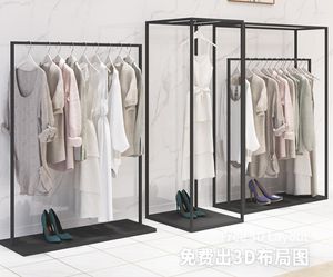 Kleiderbügel Das Ausstellungsregal des Bekleidungsgeschäfts ist für bodenstehende Kleiderbügel für Männer und Frauen vorgesehen