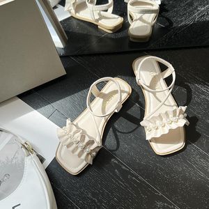الصنادل الخيالية النمط الإناث 2023 الصيف منخفض الكعب مسطح القاع مع الأحذية الرومانية اللؤلؤة الأزياء العصرية