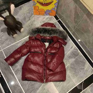 Designer Kinder rote Daunenjacke Mode Manschetten mit Gewinde Baby Winterkleidung Größe 0-12 CM 2 Stück Einfarbiger Daunenmantel mit Fellkapuze 30. August